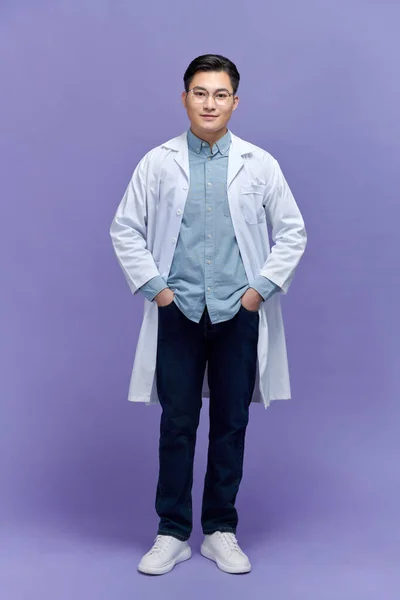 身穿白衣的快乐的年轻亚洲男子医生 在录音室里与听诊器隔离 面带微笑 — 图库照片