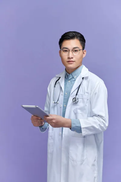 Vänlig Asiatisk Manlig Läkare Vit Rock Och Svart Stetoskop Med — Stockfoto
