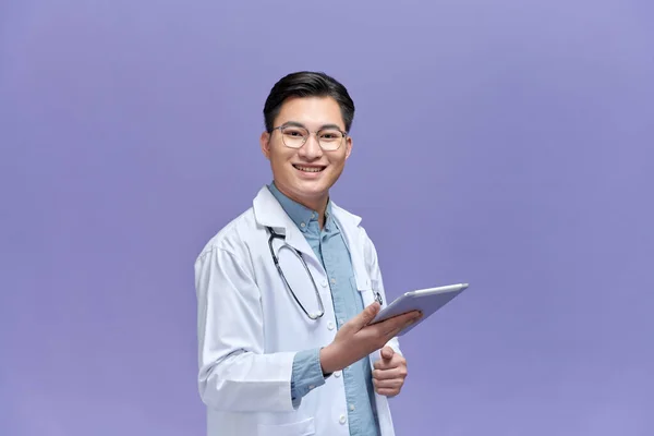 Leende Ung Manlig Läkare Medicinsk Rock Med Digital Tablett Isolerad — Stockfoto