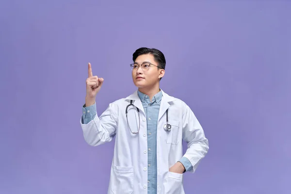 Doktor Üniforması Giyen Genç Bir Adam Yüzü Gülüyor Eli Parmağı — Stok fotoğraf