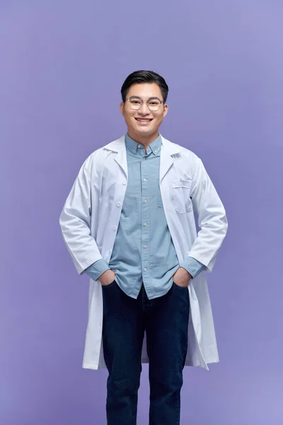 Dost Asyalı Doktor Adam Kameraya Gülümseyen Ofisinde Portresi — Stok fotoğraf