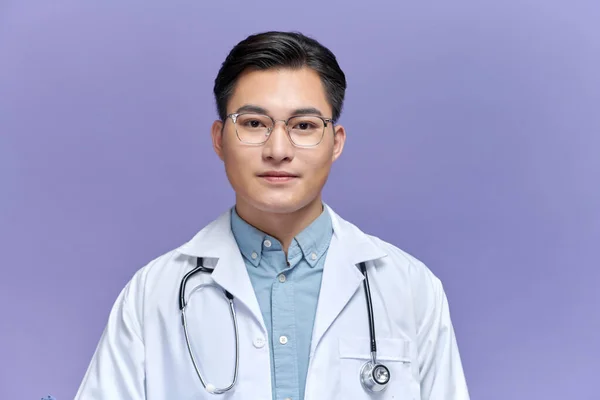 Kameraya Gülümseyen Steteskoplu Neşeli Genç Tıp Doktoru Portresi — Stok fotoğraf
