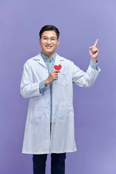 Erkek Doktor Beyaz Önlük Giyer Kırmızı Kağıt Kalp Modelleme Parmağı — Stok fotoğraf
