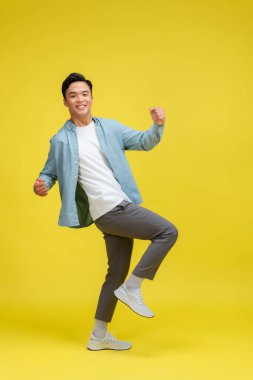 Renkli arka planı olan yakışıklı bir genç.