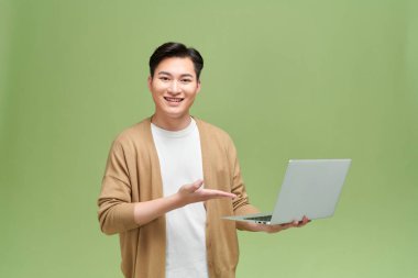 Bilgisayarı tutan Asyalı adam