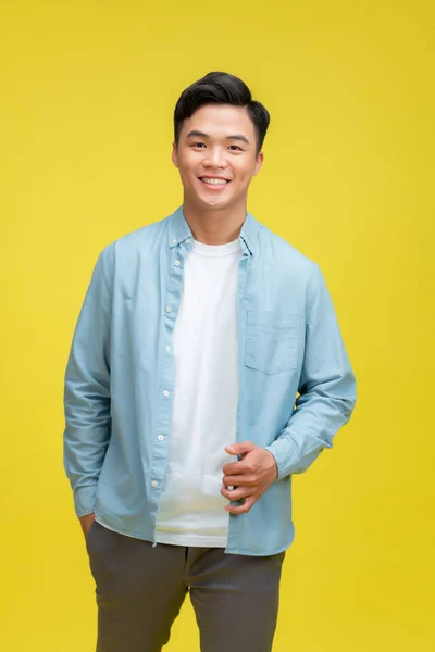 Joven Bastante Asiático Hombre Posando Estilo Moda Luz Amarillo Fondo — Foto de Stock