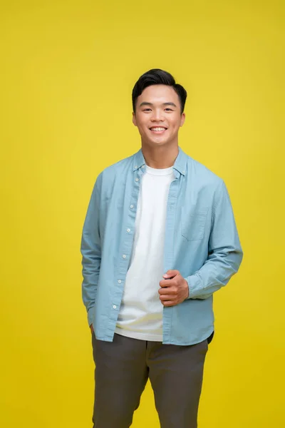 Sarı Arka Planda Poz Veren Genç Asyalı Adam — Stok fotoğraf