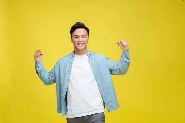 Sarı Duvar Arkasında Izole Edilmiş Mavi Gömlekli Mutlu Genç Asyalı — Stok fotoğraf