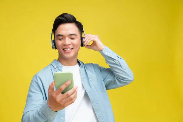Jeune Homme Écouteurs Écouter Musique Par Téléphone Cellulaire Isolé — Photo