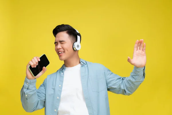 Retrato Chico Asiático Muy Alegre Cantando Canción Usando Teléfono Inteligente —  Fotos de Stock