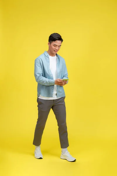 Sıradan Giyinen Mutlu Adam Cep Telefonuyla Sohbet Ediyor Sarı Arka — Stok fotoğraf