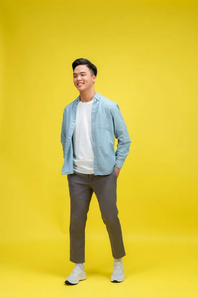 Genç Güzel Asyalı Bir Adam Açık Sarı Arka Planda Moda — Stok fotoğraf