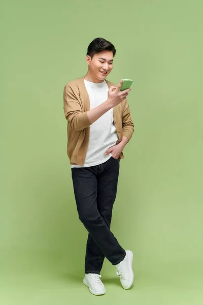 Homem Atraente Conversando Digitando Mensagem Texto Usando Telefone Celular Isolado — Fotografia de Stock