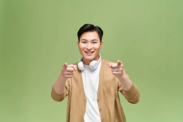 Młody Azji Mężczyzna Słuchawki Punkty Palce — Zdjęcie stockowe