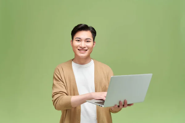 Умный Молодой Азиатский Студент Использующий Ноутбук Изолирован Зеленом Фоне — стоковое фото