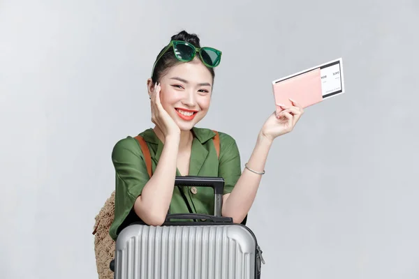 Μοντέρνα Γυναίκα Διαβατήριο Βαλίτσα Και Αεροπορικό Εισιτήριο — Φωτογραφία Αρχείου
