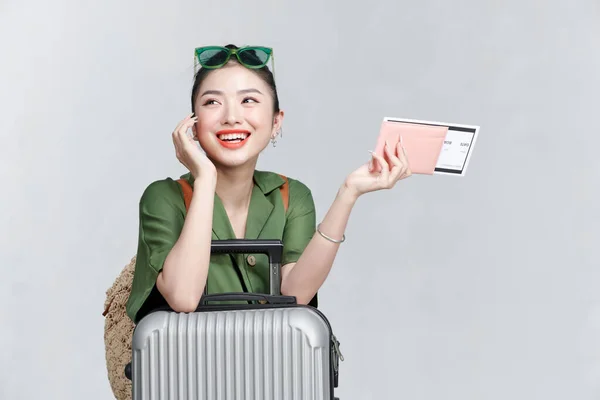 Ταξιδιώτρια Γυναίκα Κατέχει Βαλίτσα Διαβατήριο Εισιτήριο Απομονώνονται Απλό Λευκό Φόντο — Φωτογραφία Αρχείου