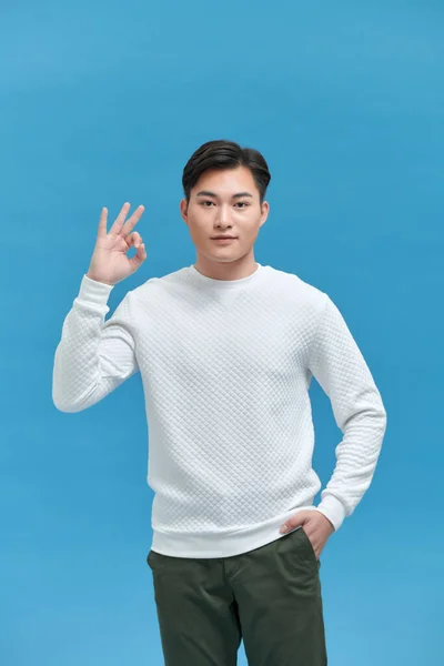 Молодий Азіатський Чоловік Показує Знак Відмінна Рука Посміхається Стоячи Над — стокове фото