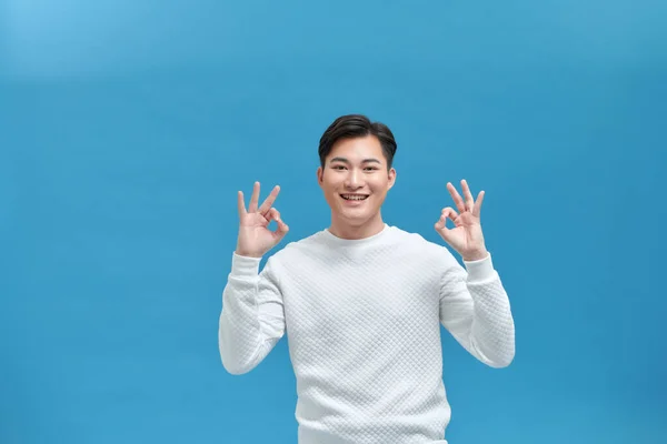 Mutlu Asyalı Erkek Tamam Elini Gösteriyor Olumlu Insanlar Hareket Ediyor — Stok fotoğraf