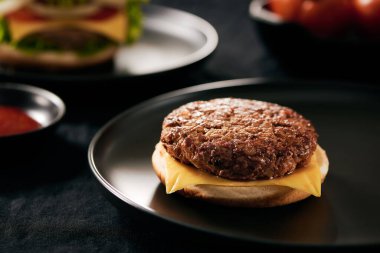 Taze Lezzetli burger patates kızartması, ketçap ile çanak üzerinde