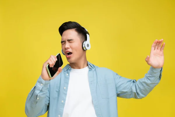 Jeune Homme Portant Casque Écouter Musique Par Téléphone Portable — Photo