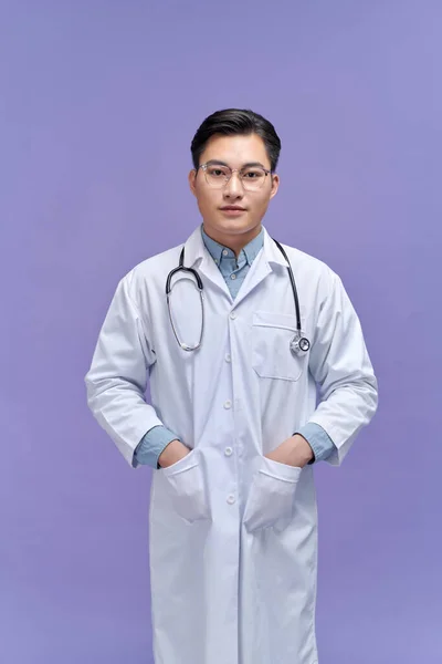 Retrato Médico Confiante Masculino Sobre Conceito Estúdio Fundo Roxo Saúde — Fotografia de Stock