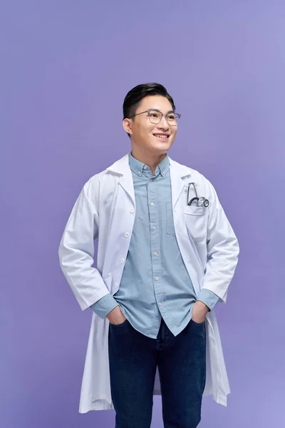 Stüdyoda Izole Edilmiş Steteskopla Gülümseyen Beyaz Üniformalı Asyalı Genç Doktor — Stok fotoğraf