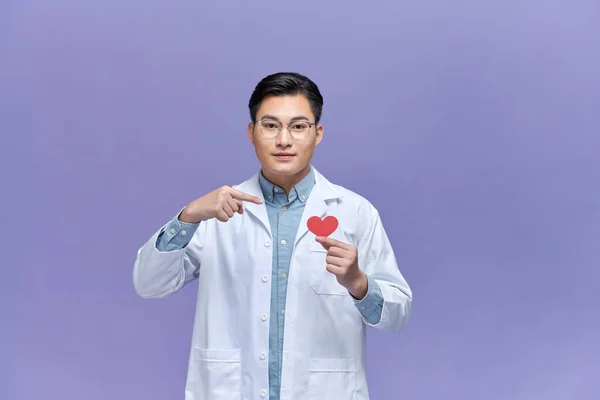 Hombre Médico Hombre Usar Traje Médico Blanco Mostrar Corazón Papel —  Fotos de Stock