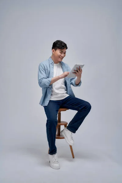 Guapo Atractivo Sonriente Feliz Joven Macho Usando Tableta Sentado Silla — Foto de Stock
