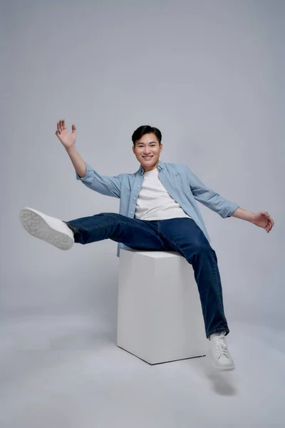Arka Planda Oturan Genç Asyalı Adam — Stok fotoğraf