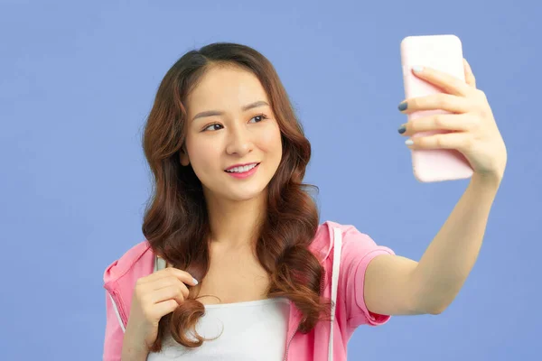 Glad Leende Flicka Som Tar Selfie Mobiltelefon Isolerad Över Blå — Stockfoto