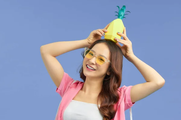 有魅力的女孩头上拿着菠萝玩乐 — 图库照片