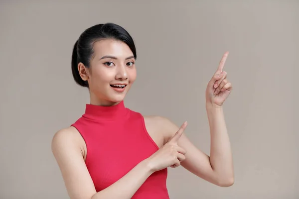 Woman Wearing Casual Clothes Smiling Pointing Fingers Copy Space Isolated — Stock Photo, Image
