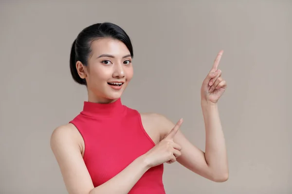 Mujer Vistiendo Ropa Casual Sonriendo Señalando Los Dedos Espacio Copia —  Fotos de Stock