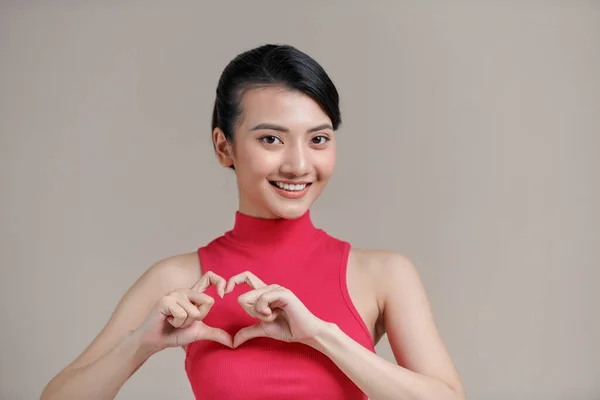 Pretty Girl Showing Her Finger Heart Figure Sending Love Her — Stock Photo, Image