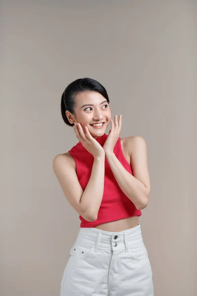 Mujer Joven Sorprendida Emocionada Mirada Lado Feliz Riendo — Foto de Stock