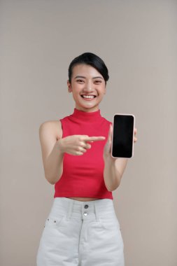 Güzel Asyalı kadın parmağıyla telefonu işaret etti.
