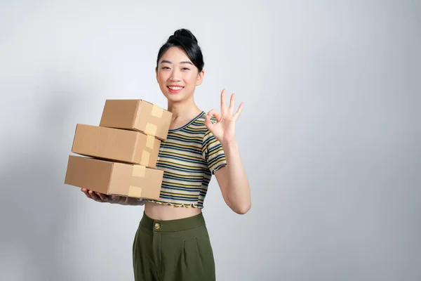 Portrait Young Asian Business Woman Boxes Showing Sign — Stock Photo, Image