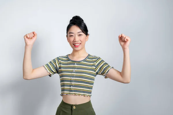 Красивая Азиатка Поднимает Руки Кулаки Сжатые Празднования Победы Выражая Успех — стоковое фото