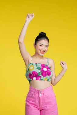 Gündelik yaz kıyafetleri içinde aktif genç bir kadın içeride eğleniyor..