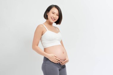 Mutlu gülümseyen hamile kadının portresi.