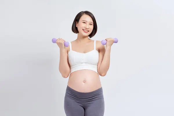 Mutlu Genç Hamile Kadın Beyaz Arka Planda Tek Başına Egzersiz — Stok fotoğraf