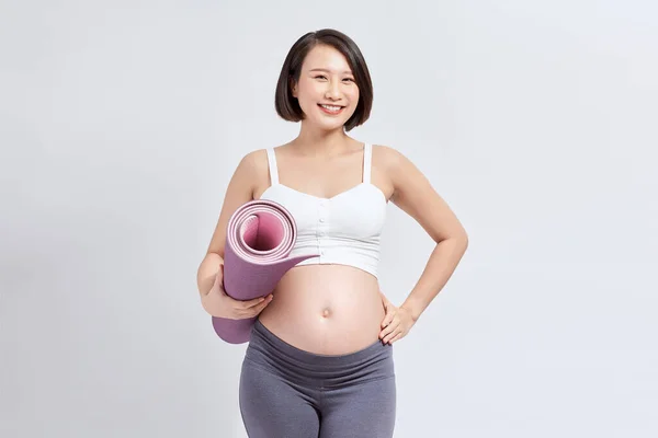 Beyaz Arka Planda Duran Yoga Minderi Tutan Hamile Kız — Stok fotoğraf