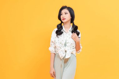 Güzel bir kadının portresi, akşam makyajı ve saç örgüsü.