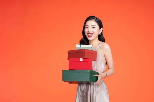 Porträt Einer Stilvollen Frau Die Emotional Mit Geschenkschachteln Vor Rotem — Stockfoto