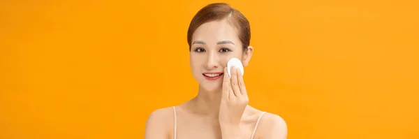 健康而新鲜的亚洲女人 在横幅背景上用棉布抹去脸上的化妆品 — 图库照片
