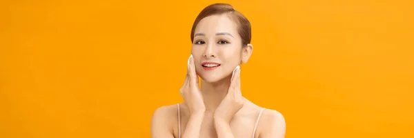 Belleza Mujer Asiática Limpiando Cara Con Hisopos Algodón Aislados Fondo — Foto de Stock