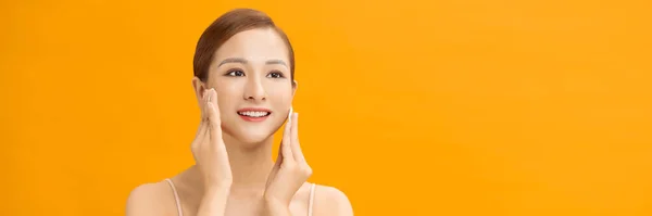 Hermosa Mujer Asiática Joven Limpiando Cara Con Almohadillas Algodón Sobre —  Fotos de Stock