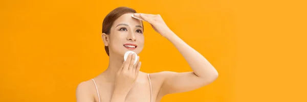 亚洲女青年用化妆品垫或棉垫去除面部皮肤 横幅的化妆品护理 — 图库照片