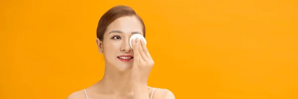 Schöne Junge Asiatische Frau Reinigt Ihr Gesicht Mit Wattepad Auf — Stockfoto
